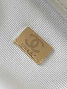 C h a n e l white 13x20x7 cm.
