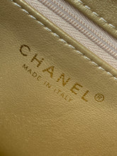 Load image into Gallery viewer, C h a n e l gold 13x20x7 cm.