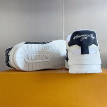 Load image into Gallery viewer, L V sneakers