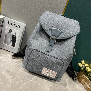 L v backpack 32*40*19 cm.