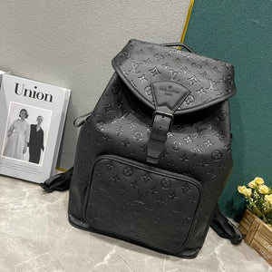 L v backpack 32*40*19 cm.