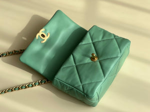 C h a n e l green 19