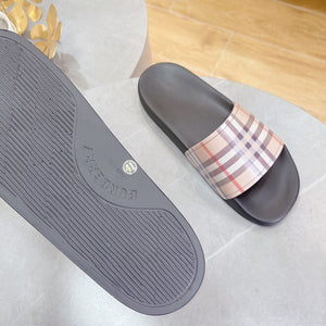 B U R B E R R Y Slides