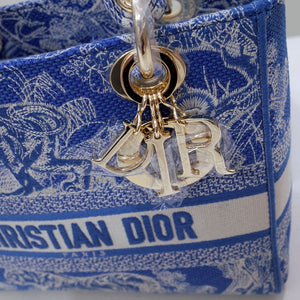 lady D i o r blue