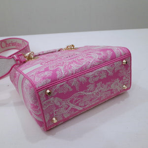 lady D i o r pink
