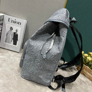 L v backpack 32*40*19 cm.