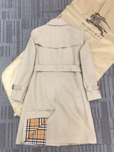 Load image into Gallery viewer, B u r b e r r y coat
