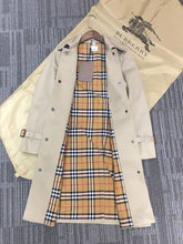 Load image into Gallery viewer, B u r b e r r y coat
