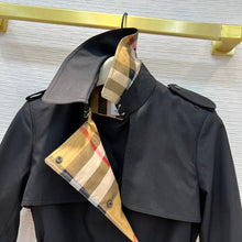 Load image into Gallery viewer, B u r b e r r y coat