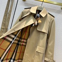 Load image into Gallery viewer, B u r b e r r y coat