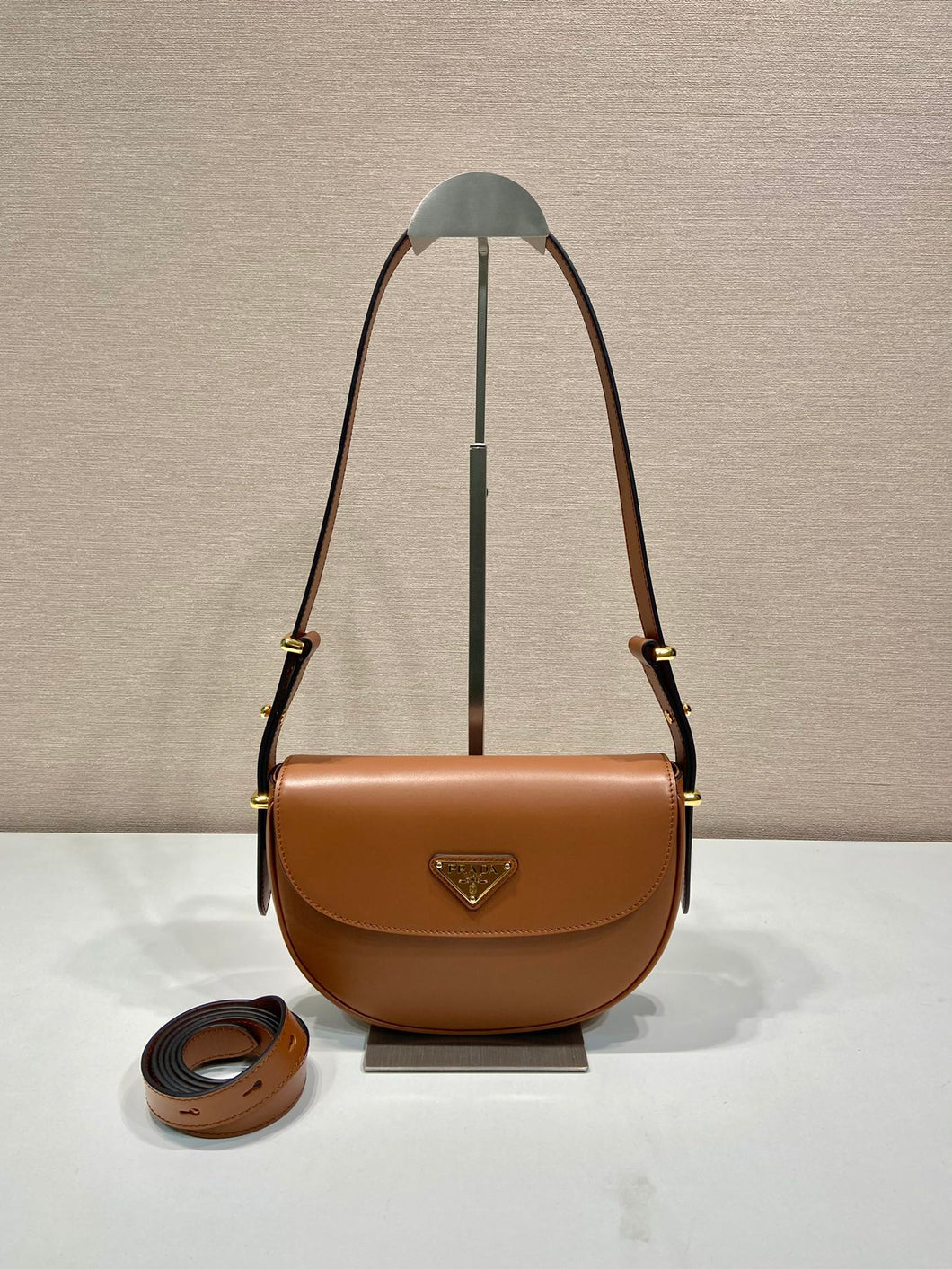 P r a d a brown20cm