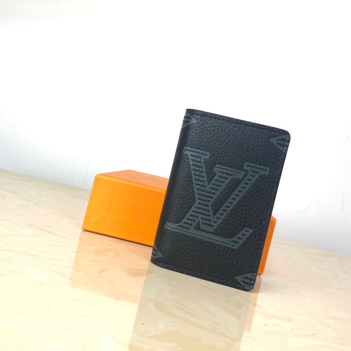 L v wallet : 8 x 11 x 1 cm