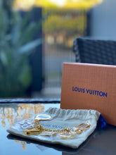 Load image into Gallery viewer, Lv key ring gold