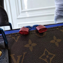 Load image into Gallery viewer, Lv duffel