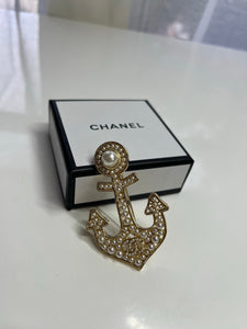 C h a n e l brooch