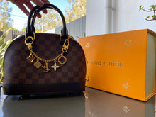 Load image into Gallery viewer, Lv key ring gold