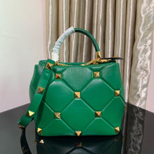 Load image into Gallery viewer, V a l e n t I n o green 25x 23x 16cm