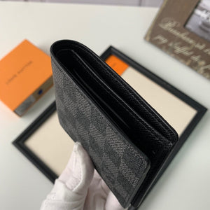 Lv window wallet Size:11.5*9CM