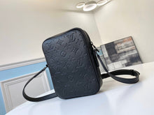 Load image into Gallery viewer, L v pouch 16.0 x 21.0 x 4.5 cm