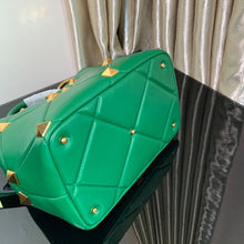 Load image into Gallery viewer, V a l e n t I n o green 25x 23x 16cm