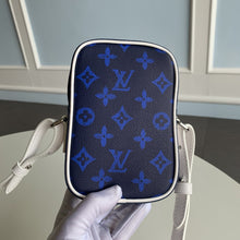 Load image into Gallery viewer, L v pouch
