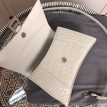 Load image into Gallery viewer, B hourglass 19cm