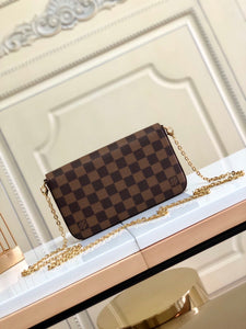 Lv pochette x