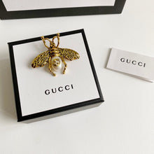 Load image into Gallery viewer, G u c c I brooch bee