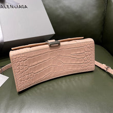 Load image into Gallery viewer, B hourglass 23cm cream