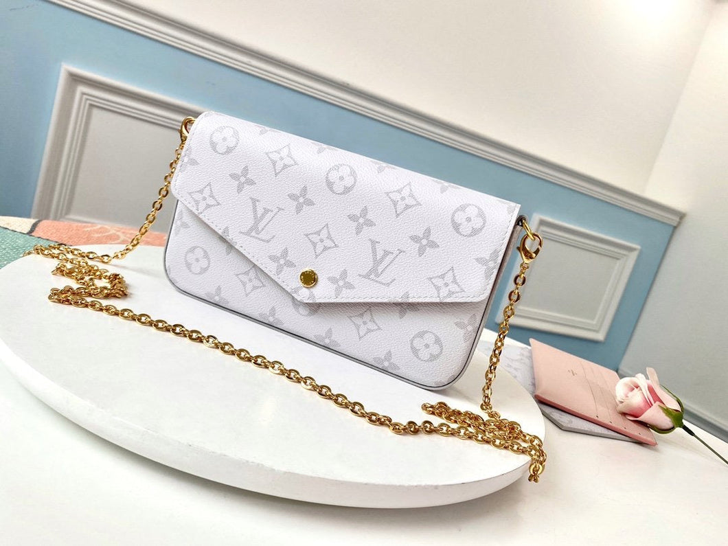 Lv pochette white