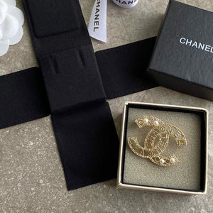 C h a n e l brooch
