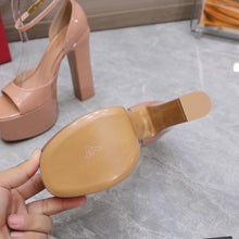 Load image into Gallery viewer, V a l e n t I n o heels cream