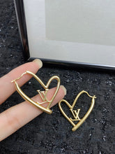 Load image into Gallery viewer, L v heart earrings