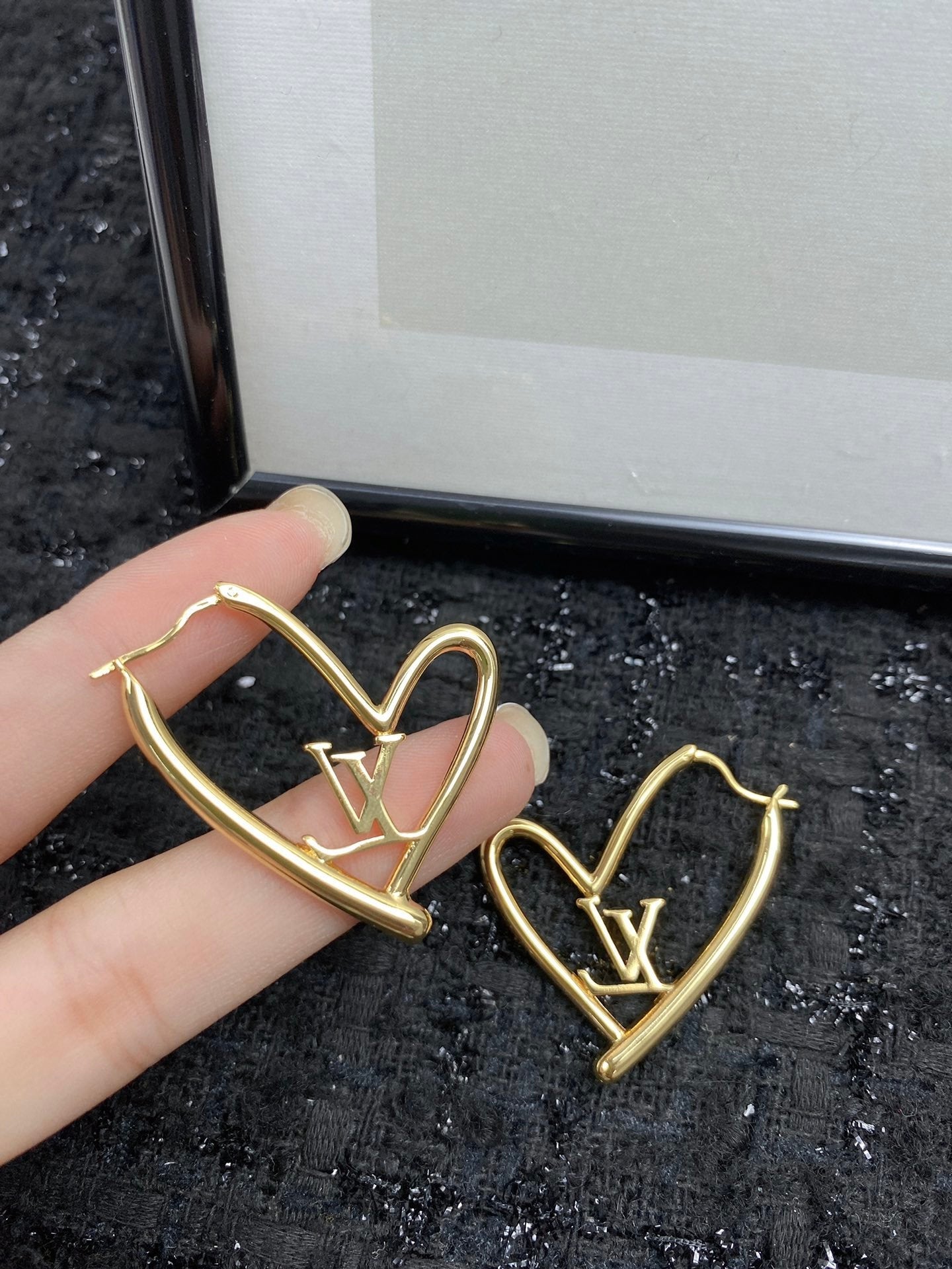 L v heart earrings