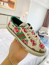 Load image into Gallery viewer, G u c c I tennis sneakers