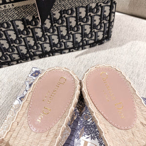 D i o r slides