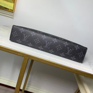 Lv new pouch