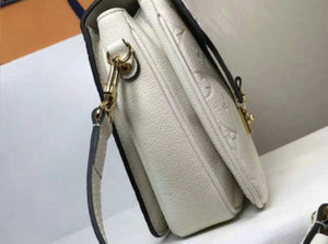 Lv pochette white