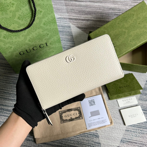 G u c c i cream wallet