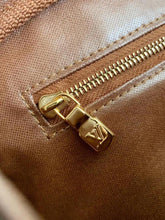 Load image into Gallery viewer, Dopp kit