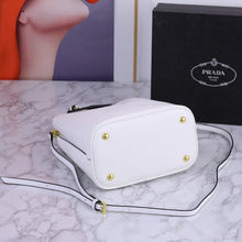 Load image into Gallery viewer, P r a d a white 23cm