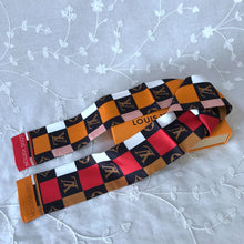 Load image into Gallery viewer, L v scarf