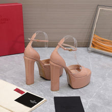 Load image into Gallery viewer, V a l e n t I n o heels cream