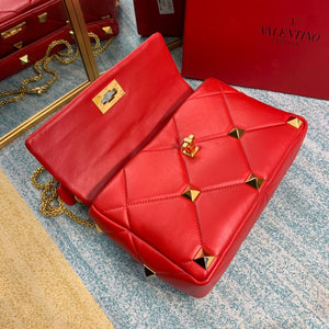 V Garavani Roman Stud red 28x20x12cm