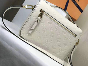 Lv pochette white