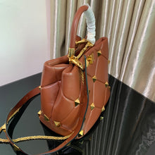 Load image into Gallery viewer, V a l e n t I n o brown 25cm