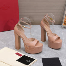 Load image into Gallery viewer, V a l e n t I n o heels cream