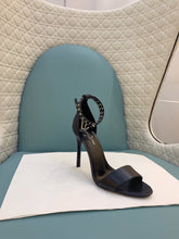 Load image into Gallery viewer, Lv b/w heels