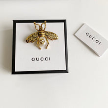Load image into Gallery viewer, G u c c I brooch bee