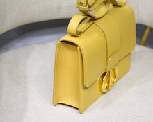 Load image into Gallery viewer, D i o r montaige 24 x 17 x 8 cm